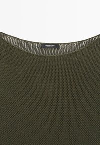 Maglione verde scuro lavorato a maglia con scollo rotondo e etichetta "Massimo Dutti" cucita all'interno del colletto.