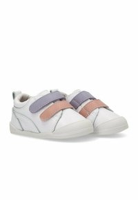 Zapatos sintéticos blancos con correas de Velcro en gris, rosa y púrpura. Punta redondeada, perfil bajo, suela de goma texturizada y detalles de costura.