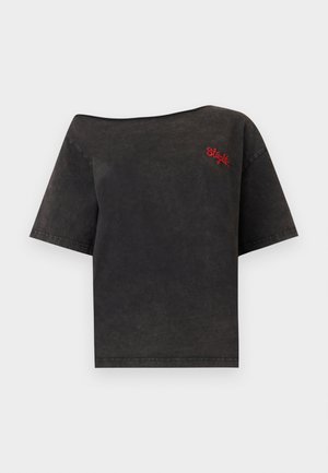 Μαύρο T-shirt με κοντά μανίκια και ακάλυπτους ώμους με κόκκινη κέντημα "Steglitz" στο αριστερό στήθος, εμφανίζεται σε λευκό φόντο.