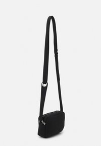 Czarna zamszowa torebka na ramię o prostokątnym kształcie, regulowanym pasku, srebrnych okuciach i zamknięciu na zamek. Gładka faktura i minimalistyczny design.
