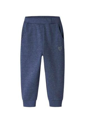 Navy-coloured collegehousut, jotka on valmistettu puuvillasekoitteesta. Ominaisuuksiin kuuluvat joustava vyötärö, kaksi sivutaskua ja pieni sydänkirjonta vasemmassa sääressä.