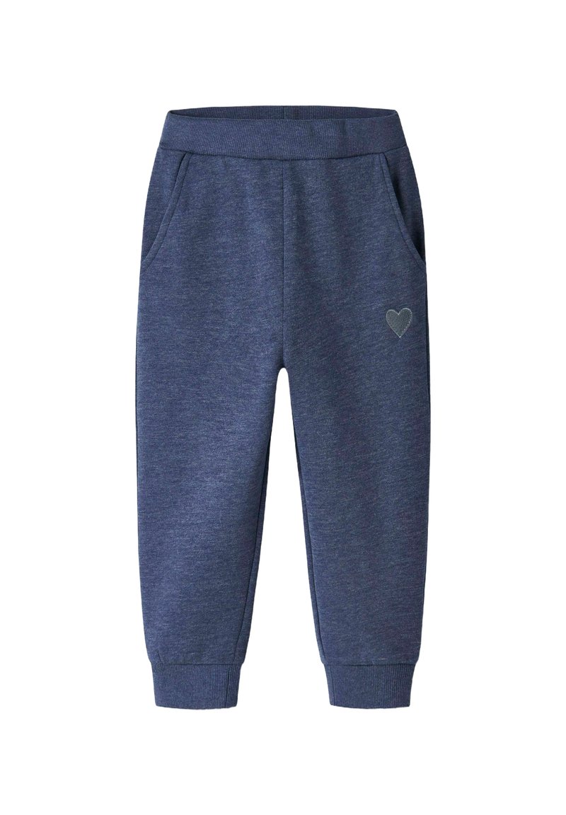 Pantalones de chándal azul marino hechos de una mezcla de algodón. Cuentan con una cinturilla elástica, dos bolsillos laterales y un pequeño bordado de corazón en la pierna izquierda.