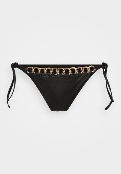 Melna bikini apakša ar spīdīgu zelta ķēdes detaļu ap vidukli. Iekļauj sānu saites un gludu, teksturētu audumu.