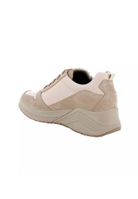 Sneaker beige con pannelli in suede e pelle, forma curva, suola testurizzata e una linguetta sul tallone per una facile vestibilità.
