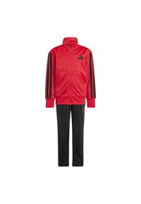 Survêtement rouge avec des accents noirs, comportant une veste zippée avec un col haut, des manches longues, et un pantalon noir assorti avec logo.