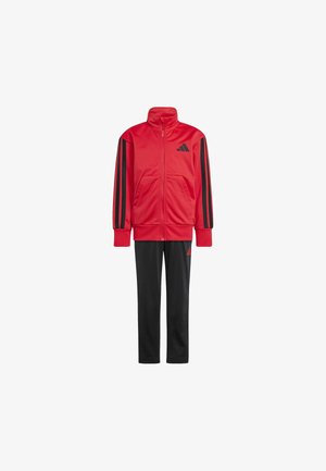 Rode trainingspak met zwarte accenten, bestaande uit een ritsjack met hoge kraag, lange mouwen en bijpassende zwarte broek met logo.
