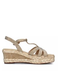 Sandalias de cuña beige con tiras entrecruzadas, adornadas con brillantes de strass transparentes, con suela de yute trenzada y una textura de ante suave.