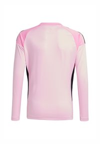 Maglietta atletica a maniche lunghe di colore rosa chiaro con pannelli laterali neri, dotata di un colletto rotondo e un tessuto liscio ed elastico.