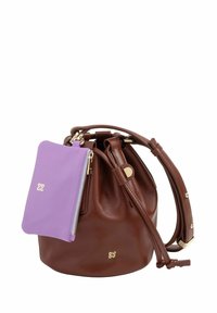 Borsa a secchiello in pelle marrone con chiusura a coulisse. Include una pochette viola staccabile con zip. Dettagli in hardware dorato.