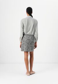 Marimekko VAPAUS PIIRTO UNIKKO - Miniszoknya - dark grey/off white
