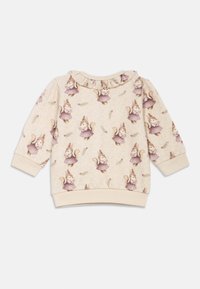 Sudadera beige con un cuello con volantes, que presenta un patrón repetido de ardillas vestidas y acentos florales. Puños y dobladillo acanalados.