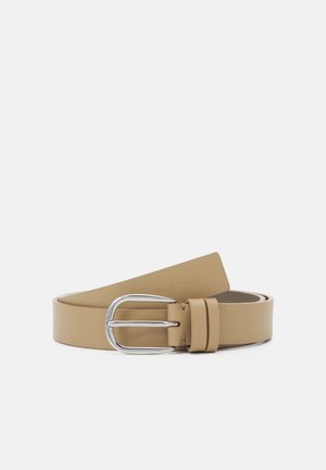 Hellbrauner Ledergürtel, zusammengerollt, mit glänzender silberner Metallschnalle und zwei Gürtelschlaufen auf weißem Hintergrund.