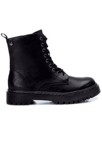 Černé kožené kotníkové boty s kulatou špičkou, zavazováním na šněrování v přední části a silnou texturovanou gumovou podrážkou. Obsahují poutko pro snadné obouvání.