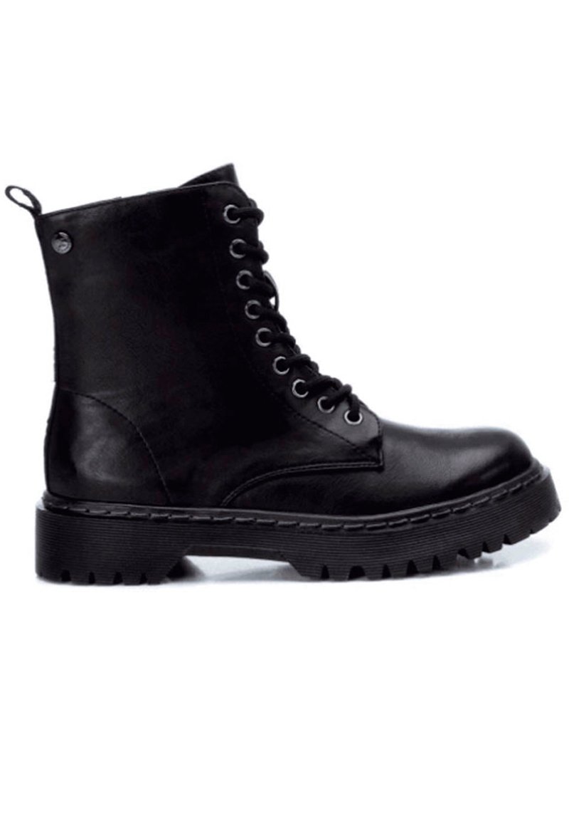 Černé kožené kotníkové boty s kulatou špičkou, zavazováním na šněrování v přední části a silnou texturovanou gumovou podrážkou. Obsahují poutko pro snadné obouvání.