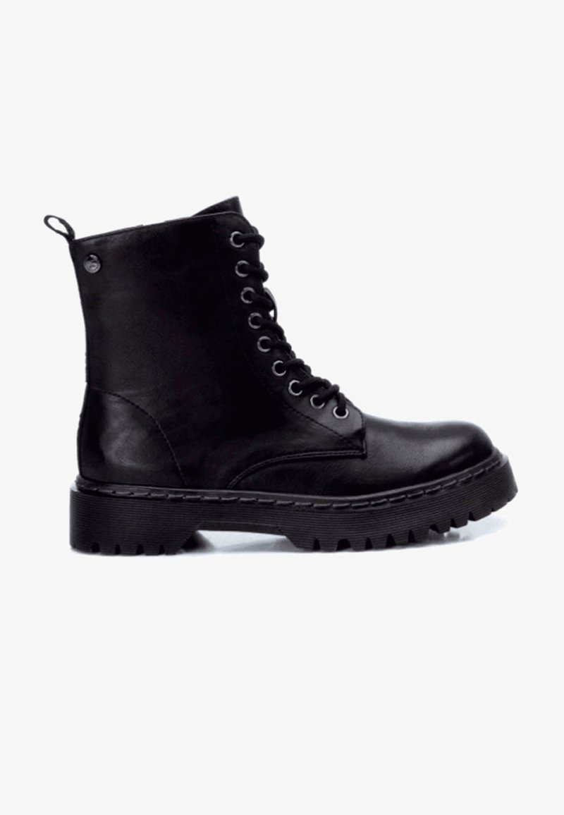 Černé kožené kotníkové boty s kulatou špičkou, zavazováním na šněrování v přední části a silnou texturovanou gumovou podrážkou. Obsahují poutko pro snadné obouvání.