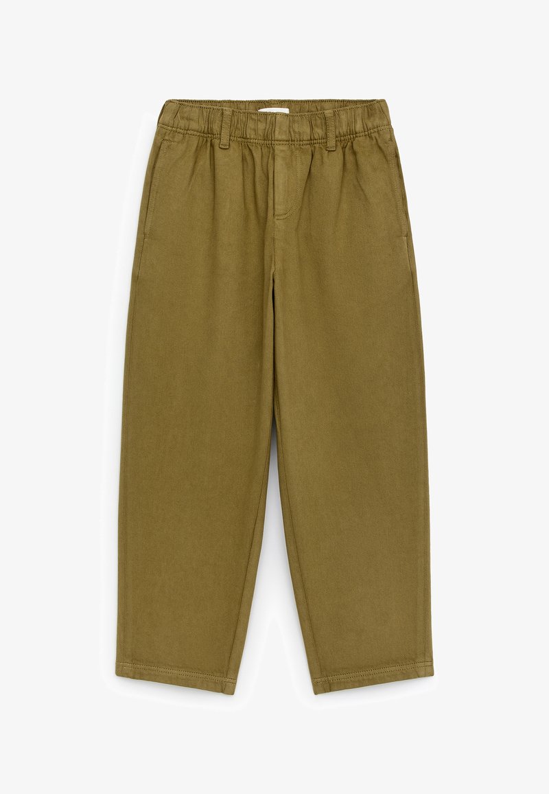 Pantalon droit vert olive avec taille élastique, passants de ceinture, poches latérales et fausse braguette devant.