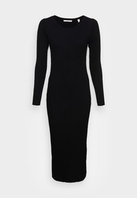 Vestido negro de manga larga acanalado con escote en forma de barco y silueta ajustada, que llega hasta la mitad de la pantorrilla. Textura suave y diseño minimalista.