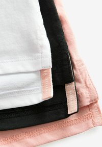 Fire T-shirts stablet i hvid, sort og pink, lavet af blødt bomuldsmateriale med diskrete søm. Etiketter synlige på sømme.