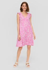 Abito rosa a fiori con scollatura a V e spalline regolabili, caratterizzato da una forma ad A svasata e da un tessuto leggero.