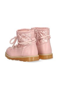 Botas de invierno rosas con un upper acolchado brillante, un collar suave y una suela de goma. Cuenta con cordones, una cremallera lateral y un acabado texturizado.