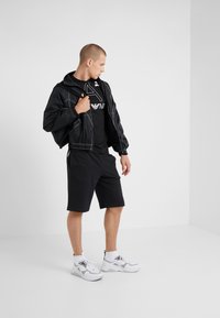 EA7 Emporio Armani BERMUDA - Pantalones deportivos - black