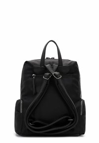 Sac à dos en tissu noir avec une texture lisse, doté d'une poignée supérieure, de compartiments zippés doubles et de poches latérales avec des accents métalliques.