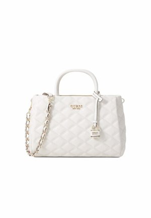 Sac à main matelassé blanc avec bandoulière en chaîne dorée, poignées supérieures et un charme cadenas suspendu embossé de "Guess EST 1981."