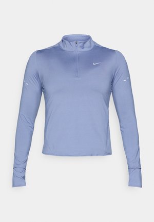 Lichtblauw Nike shirt met lange mouwen en een kwart-rits kraag, met een soepele textuur en duimgaten bij de manchetten voor extra comfort tijdens het dragen.