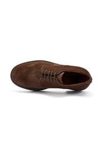 Zapato de vestir de cuero marrón con cordones, acabado texturizado similar al de una piel, puntera redonda y suela de goma negra. Diseño limpio con hardware mínimo.