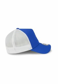 Blaues Cap mit einer soliden Frontplatte und einem weißen Netzrücken. Es verfügt über einen gebogenen Schirm und einen verstellbaren Snapback-Verschluss.