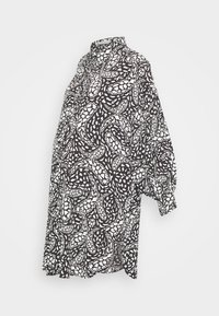 Blusa de maternidade em preto e branco com padrão, com gola, mangas balão e um design fluído. Apresenta um padrão abstrato em espiral.