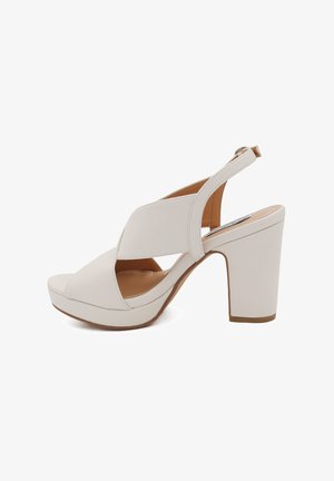 Sandalo slingback bianco in pelle con tacco a blocco, caratterizzato da cinturini che si incrociano sopra le dita e alla caviglia, completato da una soletta imbottita.