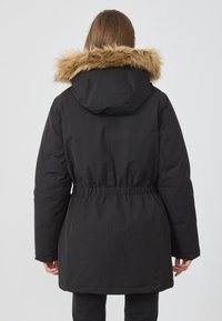 Čierna parková bunda s kapucňou z umelého kožušiny, elastickým pásom, dlhými rukávmi a hladkým, vodeodolným povrchom.