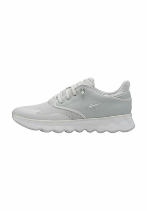 Scarpe da ginnastica grigie chiare realizzate in rete e materiali sintetici, caratterizzate da una punta testurizzata, lacci piatti e un design della suola ondulato.
