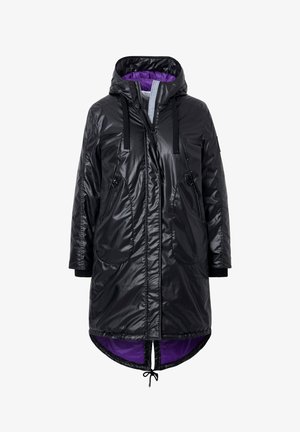 Schwarze isolierte Parka mit Kapuze, mit lila Innenfutter, Front-Reißverschluss, Kordelzug in der Taille und zwei Seitentaschen. Glatte, glänzende Textur.