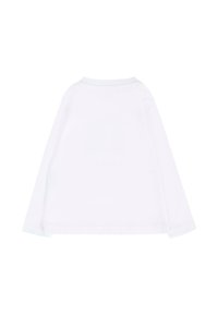 Camisetta bianca a maniche lunghe in tessuto leggero, con scollo a girocollo, orlo dritto e vestibilità comoda. Nessun motivo o decorazione visibile.