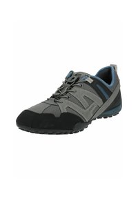Scarpa da esterno grigia con tomaia in rete, punta in gomma nera, dettagli blu e sistema di chiusura con lacci. Adatta per varie attività.