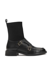 Schwarze Leder-Ankle-Boots verfügen über ein gestricktes schwarzes Socken-Design, doppelte goldene Schnallenakzente und einen stabilen schwarzen Absatz.