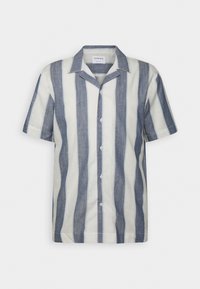 Camicia a maniche corte di un leggero beige con righe verticali blu navy, dotata di colletto a taglio e chiusura con bottoni, realizzata in tessuto leggero.
