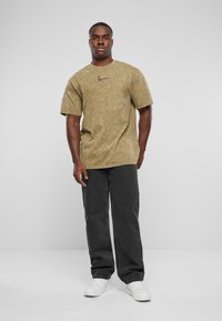 Karl Kani SIGNATURE WASHED EAGLE TEE - Trükipildiga T-särk - olive
