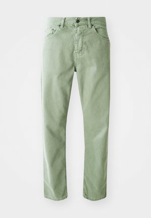 Jeans de denim verde con corte recto, cinco bolsillos y cierre frontal con botón. Presentan una textura sutil y un acabado limpio.