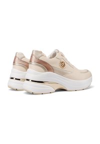 Sneaker beige con tomaia in pelle liscia, dettagli metallici dorati, suola platform bianca e design con punta rotonda. Logo sul lato.