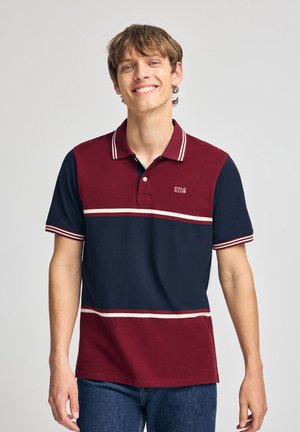 Bordeaux-rot und marineblau gestreiftes Polohemd mit einem kragenlosen Halsbereich. Verfügt über weiße Akzentstreifen und ein "POLO CLUB"-Logo auf der Brust.