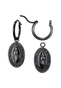 Orecchini a cerchio neri con pendenti ovali che presentano un'immagine dettagliata di una figura circondata da raggi e testo. Il materiale sembra essere metallico con una finitura opaca.