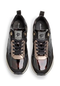 Baskets en cuir verni noir et marron avec une texture lisse, des accents bronze métalliques, des lacets noirs et un design à bout rond.