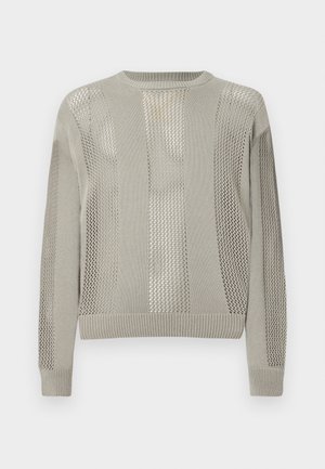 Světlé šedý svetr s kombinací hladkých a texturovaných síťovaných vzorů, s kulatým výstřihem a žebrovanými manžetami a lemem.