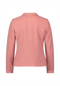 Vaaleanpunainen takki, jossa on kaulus, pitkät hihat, muotoiltu malli ja pystysaumat. Pehmeä, teksturoitu kangas, jossa on siisti ja minimalistinen takanäkymä.