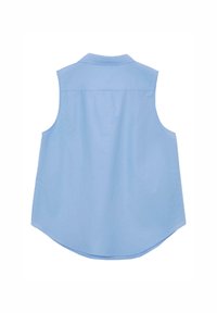 Camisetta senza maniche di un blu chiaro con colletto a punta, orlo curvo e una leggera lucentezza. Presenta un giogo posteriore per una maggiore struttura.