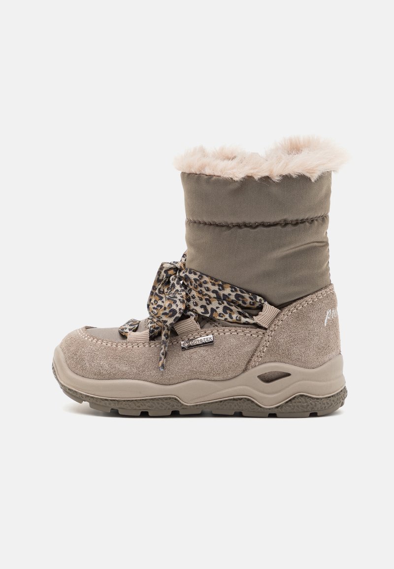 Botte d'hiver beige pour enfant avec garniture en fausse fourrure, lacets à imprimé léopard, partie inférieure en daim et partie supérieure en tissu Gore-Tex, vue latérale sur fond blanc.