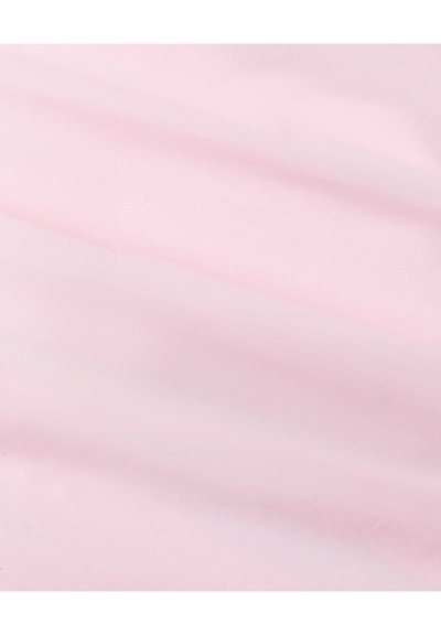 Tessuto rosa chiaro con una superficie liscia, caratterizzato da pieghe sottili e da un colore uniforme senza motivi o dettagli.